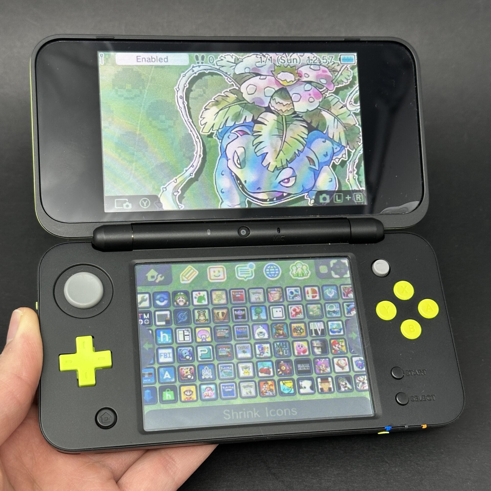 New Nintendo 2DS Xl (64GB) - 600+ Games | Black and Green image 0