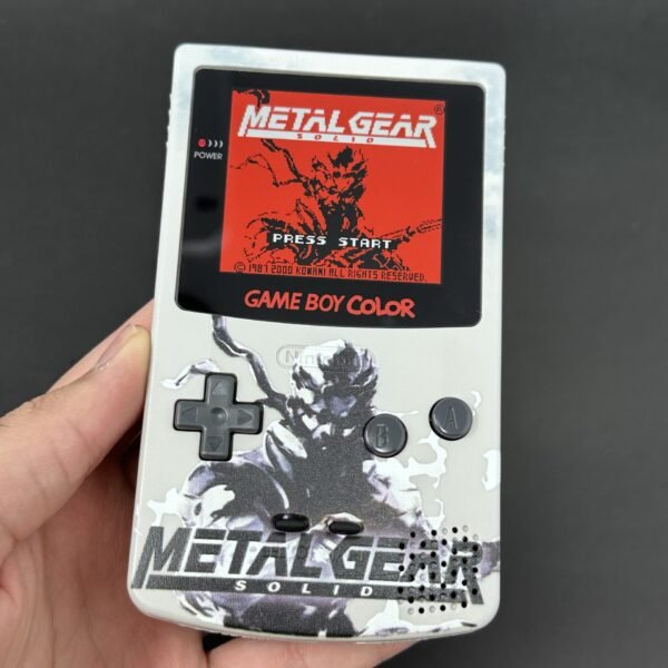 Custom Game Boy Color – Metal Gear Solid | IPS Screen Upgrade – Samtendo