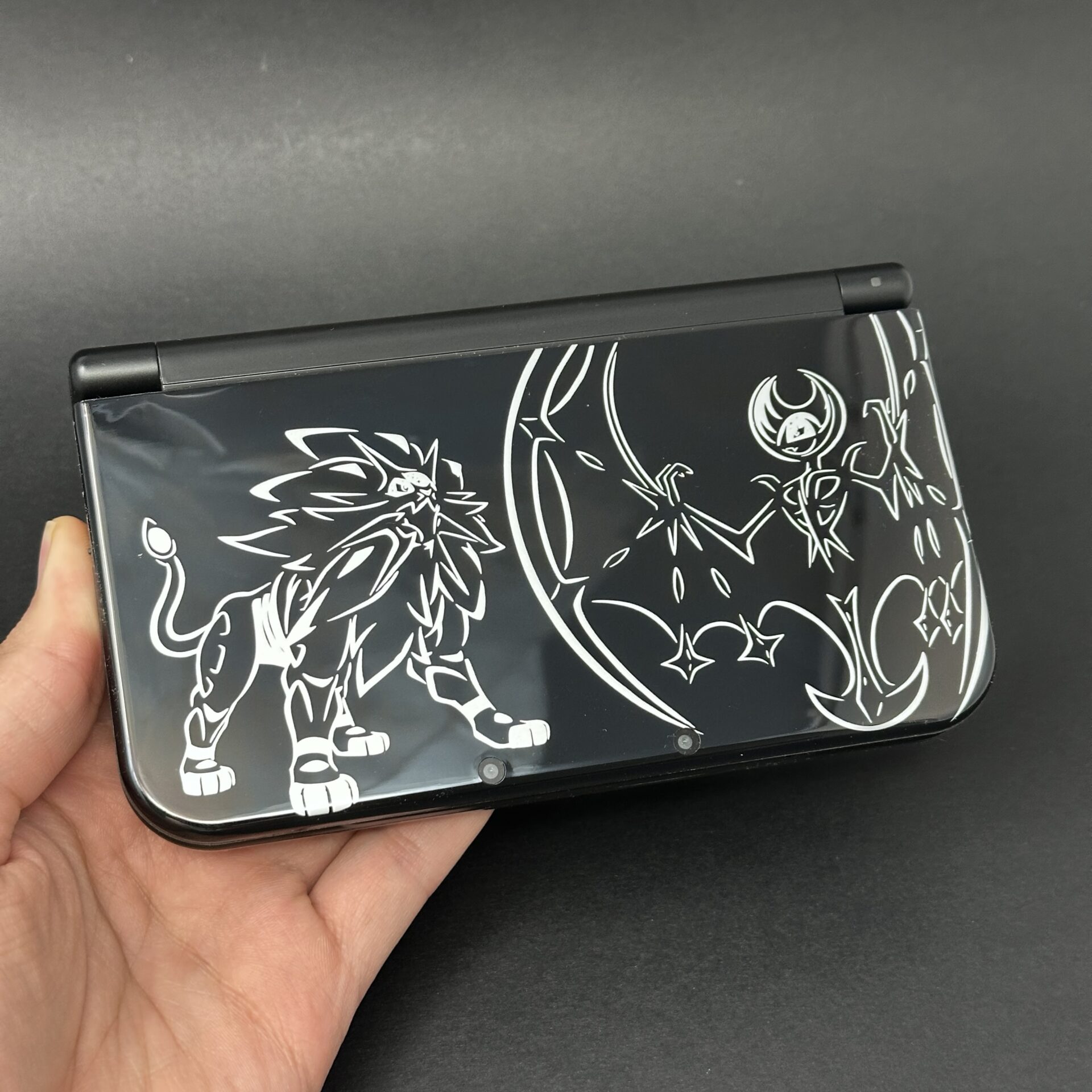 New Nintendo 3DS XL (64GB) – 600+ Games | Solgaleo Lunala Edition - Image 2