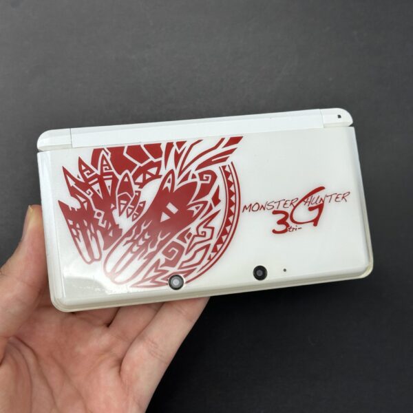 Nintendo 3DS (64GB) – 600+ Games | Monster Hunter Limited Edition